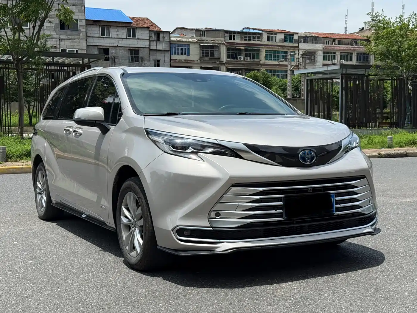 Toyota Sienna 2021 2.5L Hybrid Platinum Edition фото 3
