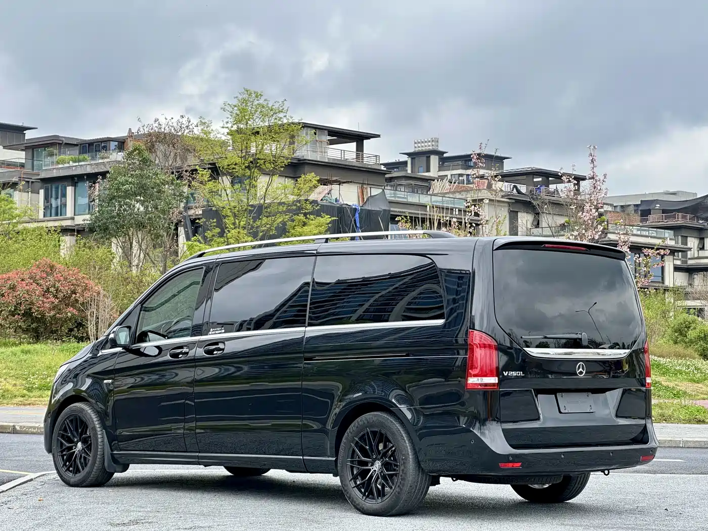 Mercedes-Benz V-Class 2021 V 260 L Long Wheelbase Premium Edition фото 4