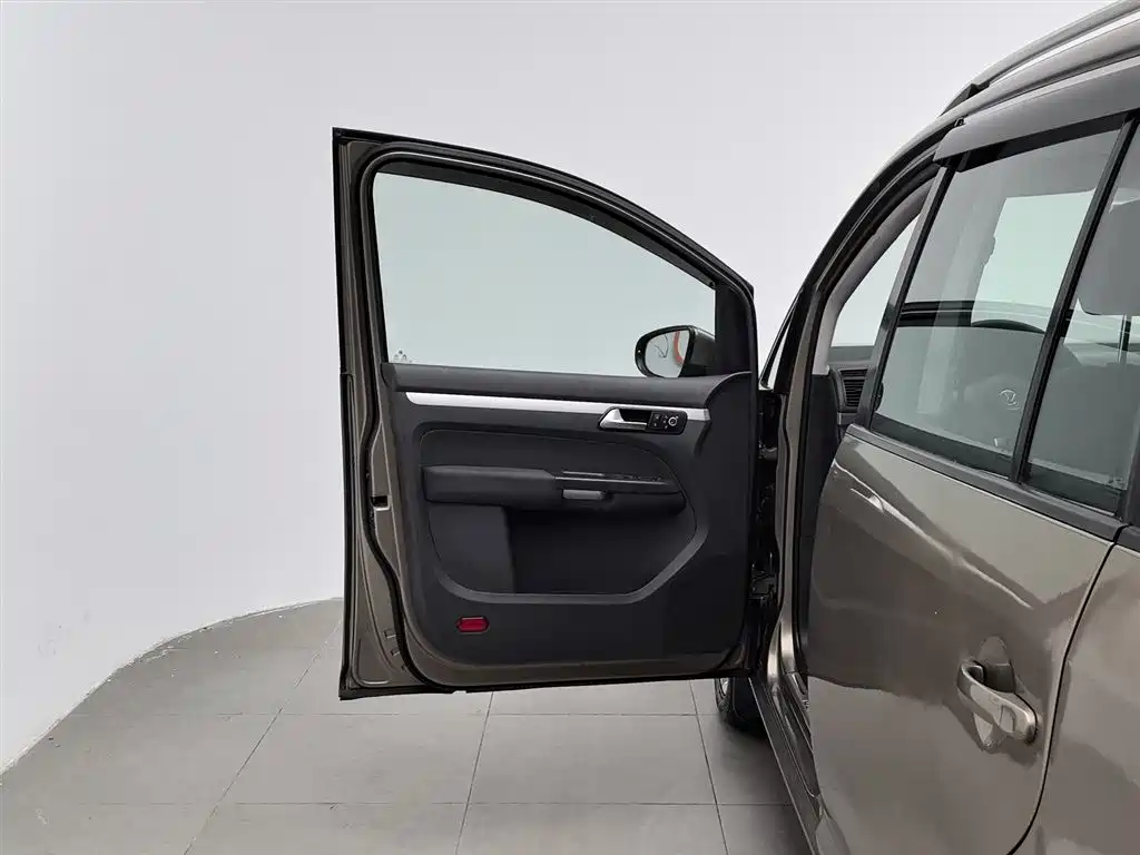 Volkswagen Touran 2015 1.4T Manual Trend Edition 5-seater фото 8