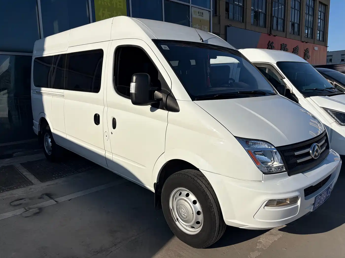 SAIC Maxus Xintu V80 2023 2.0T Manual Classic Aoyun Long Wheelbase Medium Roof 6/7/8/9 Seats фото 3