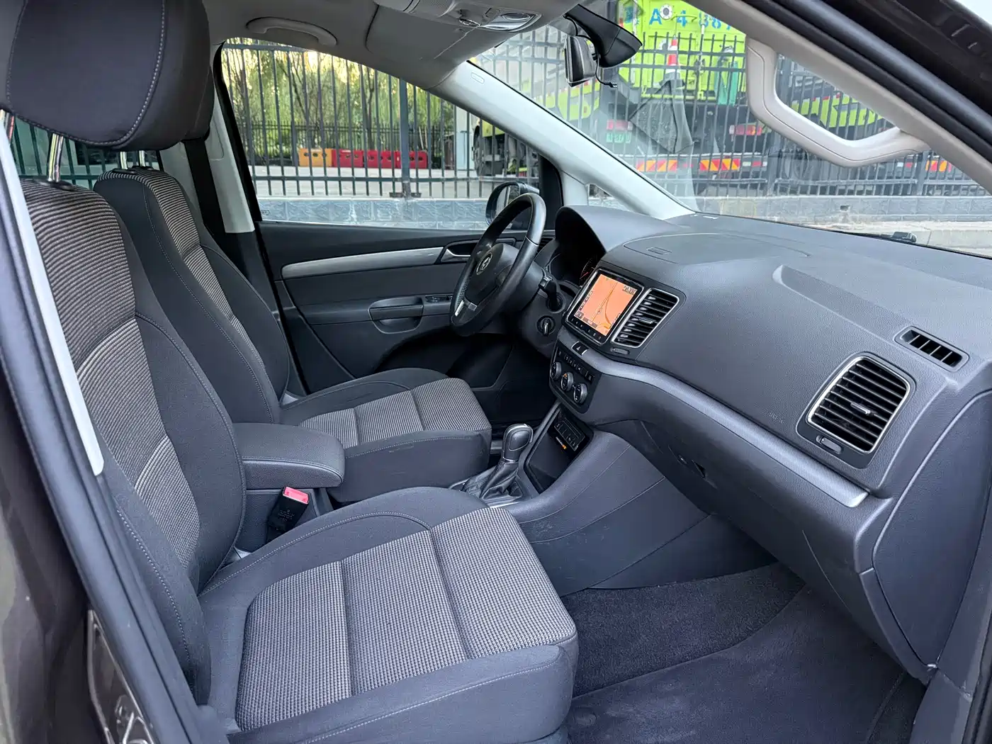 Volkswagen Sharan 2015 1.8TSI Comfort фото 7