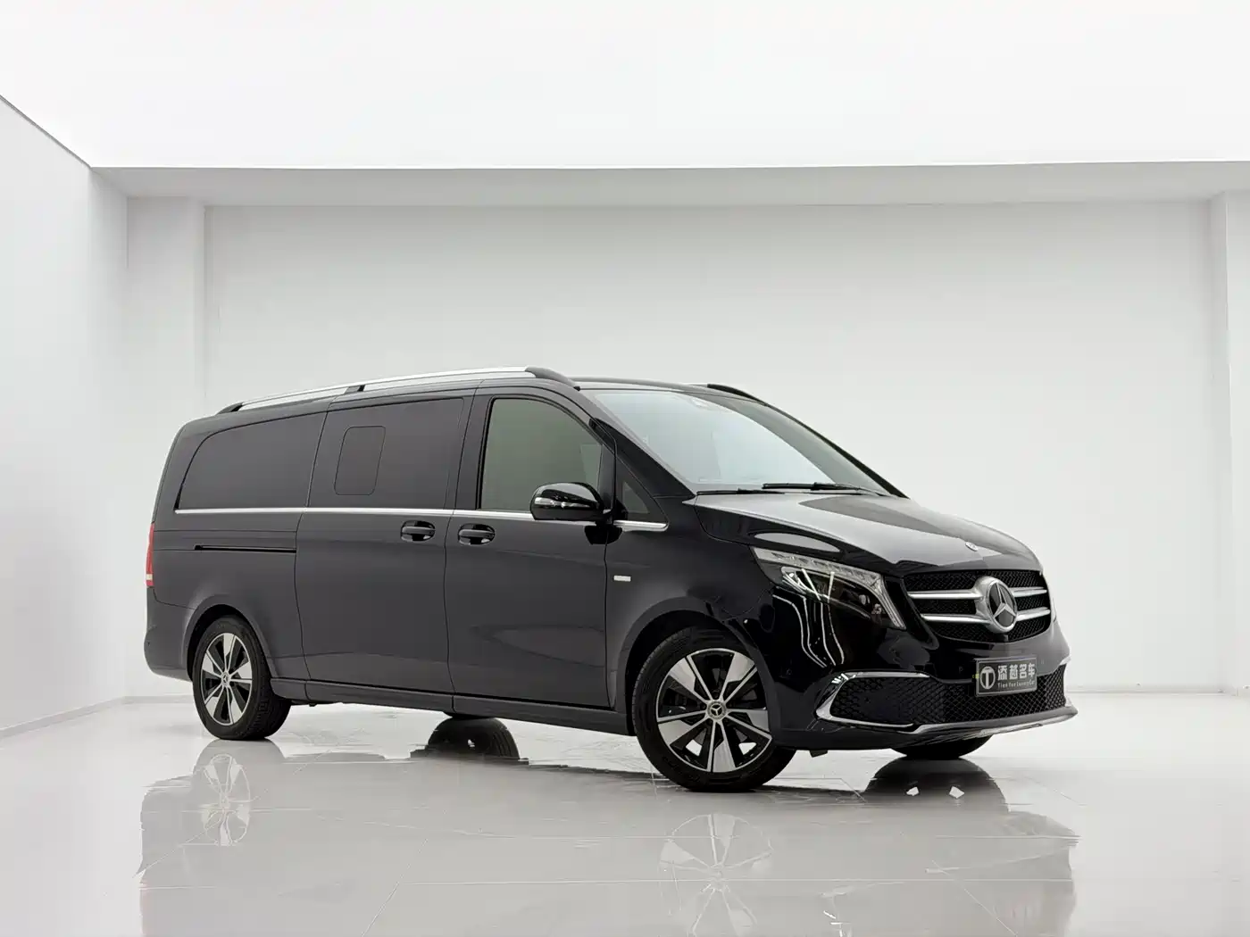 Mercedes-Benz V-Class 2021 V 260 L Long Wheelbase Premium Edition фото 3