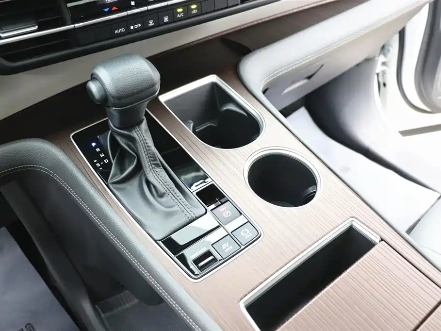 Toyota Granvia 2023 2.5L Hybrid Luxury Edition фото 13
