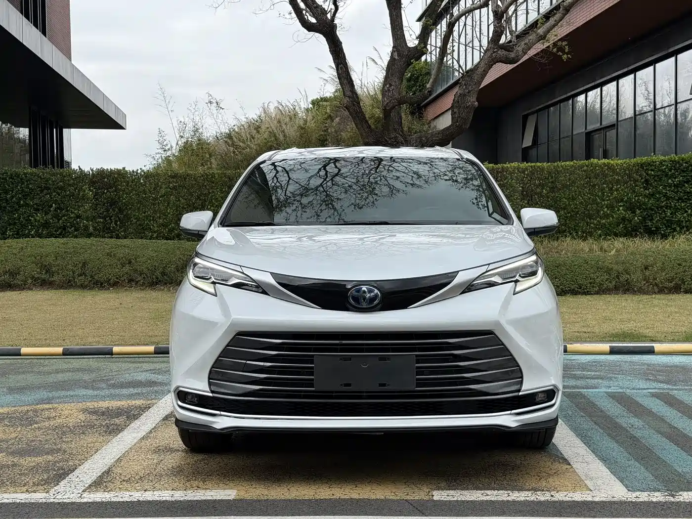 Toyota Sienna 2021 2.5L Hybrid Premium Edition фото 2