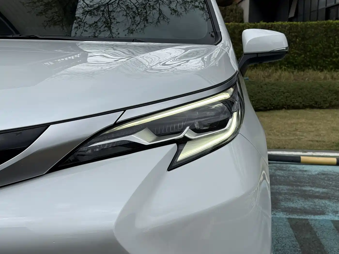 Toyota Sienna 2021 2.5L Hybrid Premium Edition фото 4