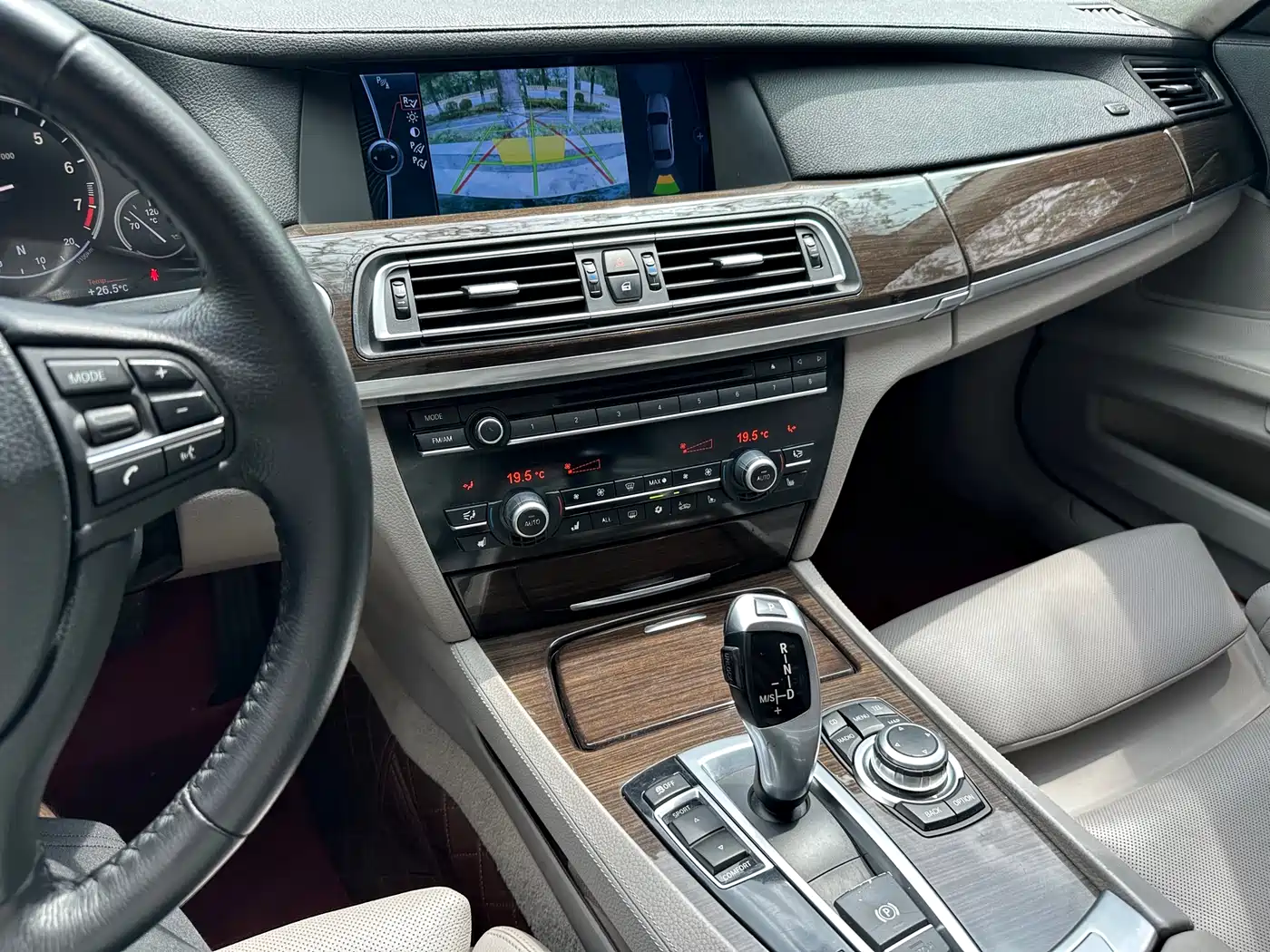 BMW 7 Series 2010 750Li фото 16