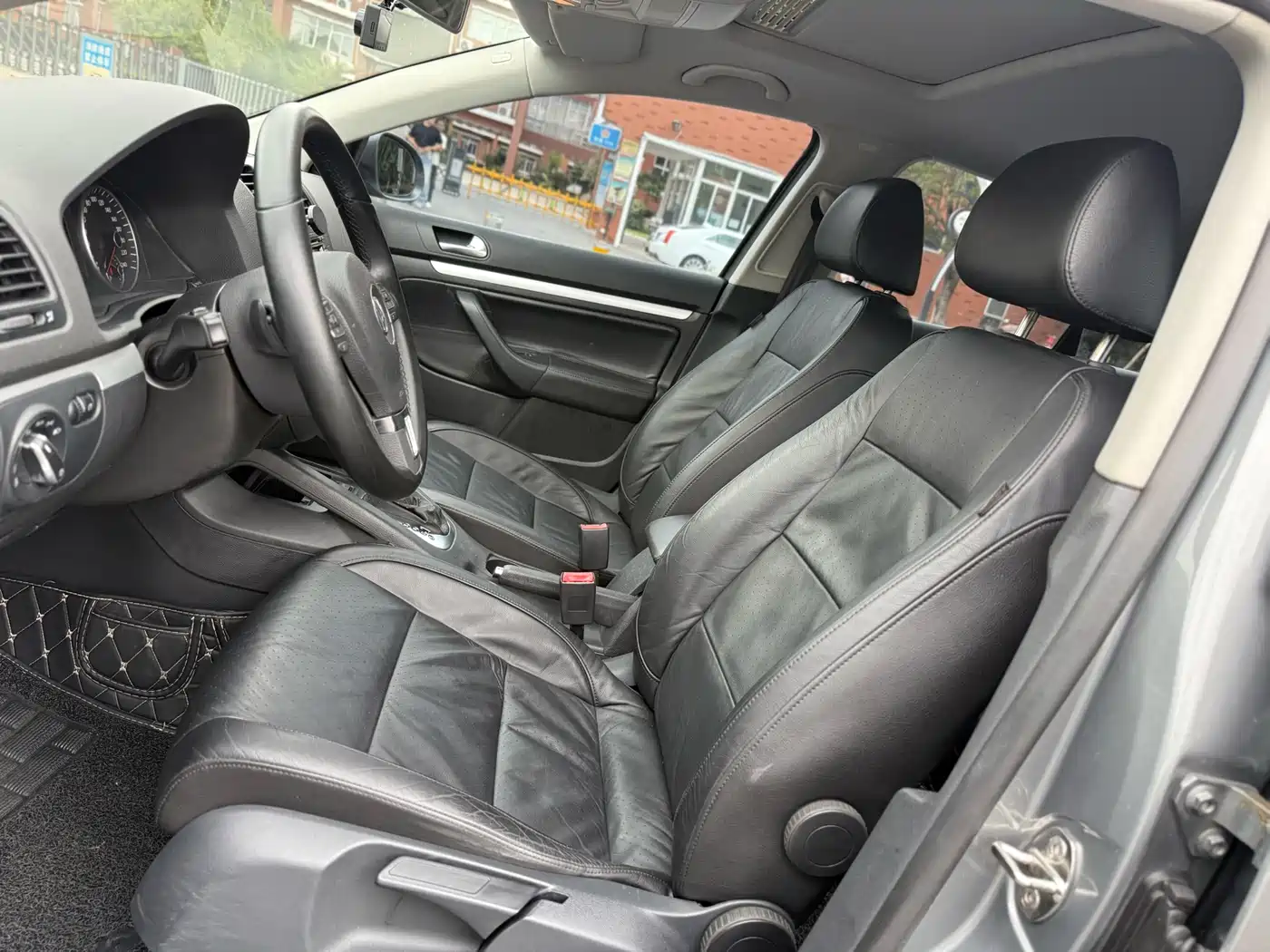 Volkswagen Sagitar 2011 1.6L Automatic Fashion фото 10