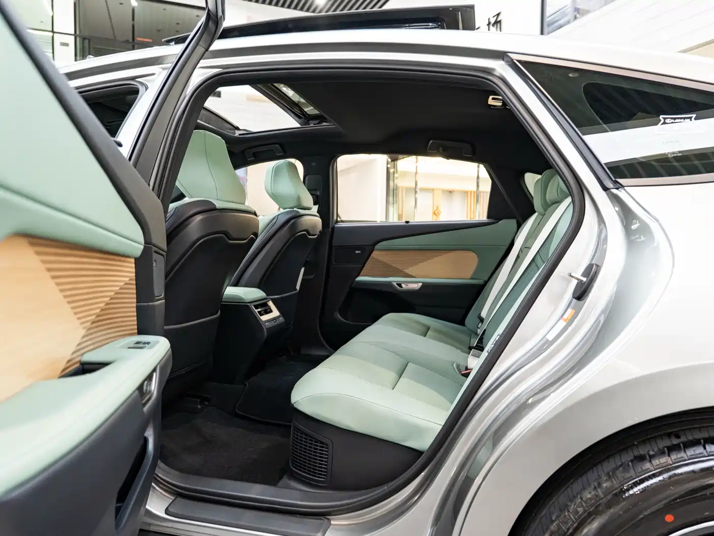 Lexus ES 2025 Model 300h Base Version фото 10