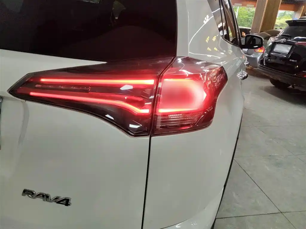 Toyota RAV4 Rongfang 2016 2.0L CVT 2WD Trend (China V) фото 8