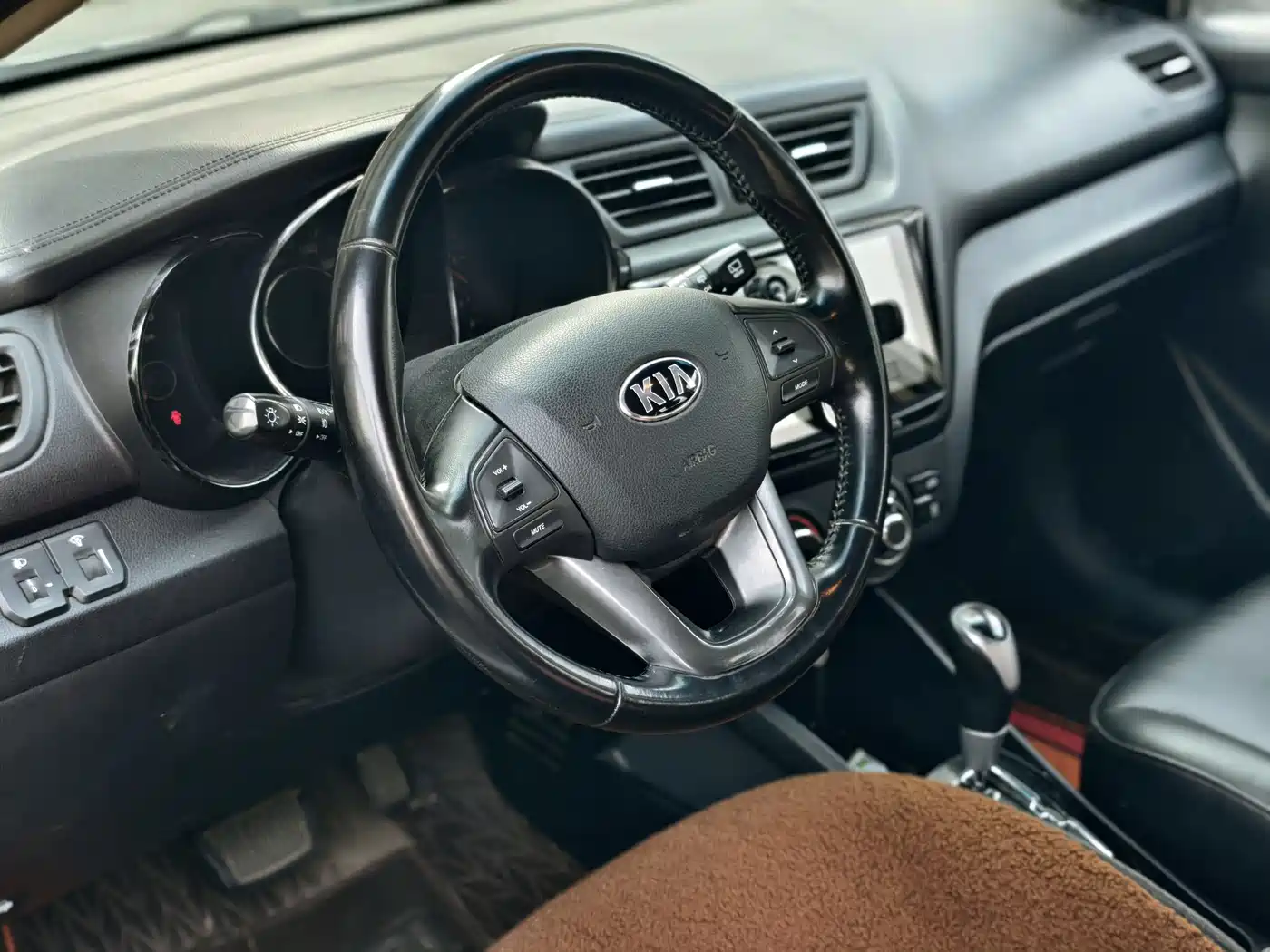 Kia K2 2015 Hatchback 1.6L AT Premium фото 10