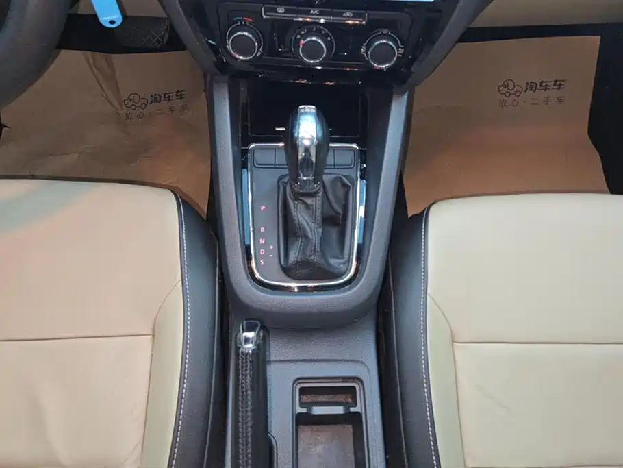 Volkswagen Sagitar 2015 230TSI Automatic Comfort фото 16