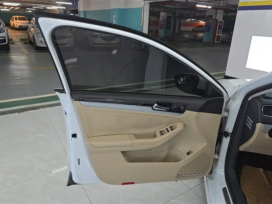 Volkswagen Sagitar 2015 230TSI Automatic Comfort фото 7