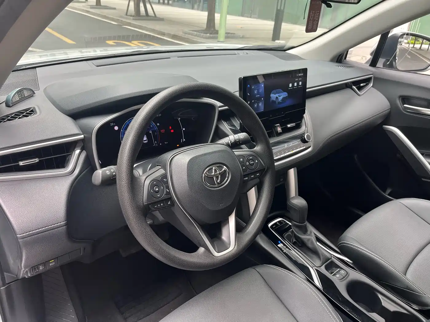 Toyota Frontlander 2023 2.0L CVT Luxury Edition фото 15