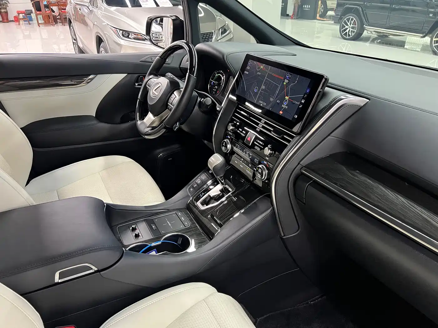 Lexus LM 2020 300h Seven-Seater Elegance Edition фото 18