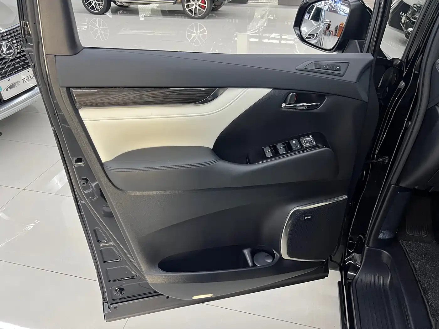 Lexus LM 2020 300h Seven-Seater Elegance Edition фото 19