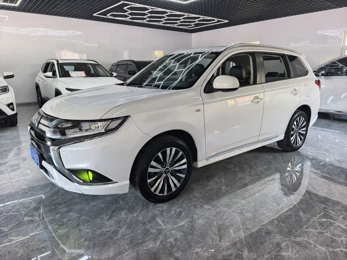 MITSUBISHI OUTLANDER