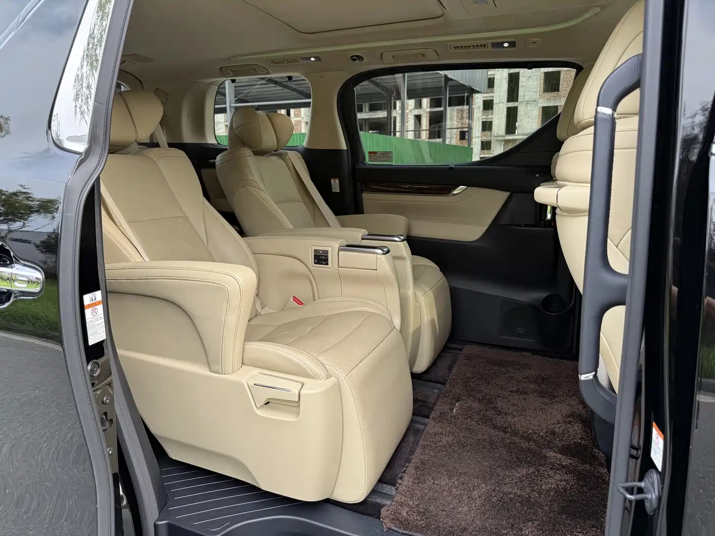 Toyota Alphard 2019 Hybrid 2.5L Luxury фото 10