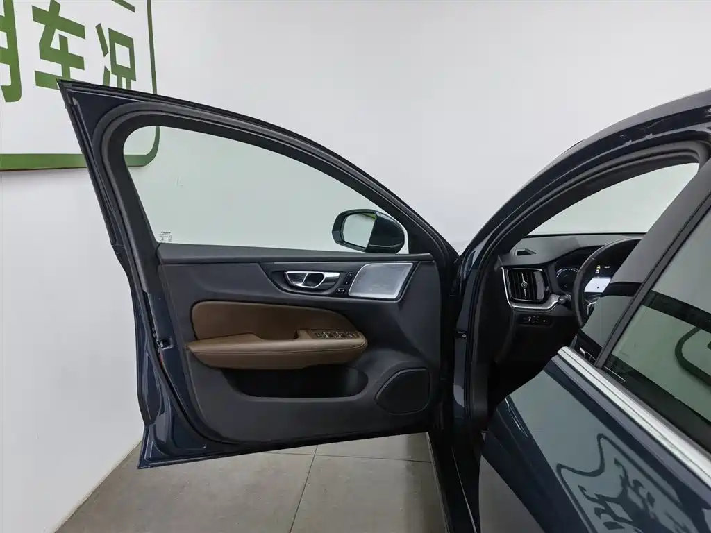 VOLVO S60 PLUG-IN HYBRID
