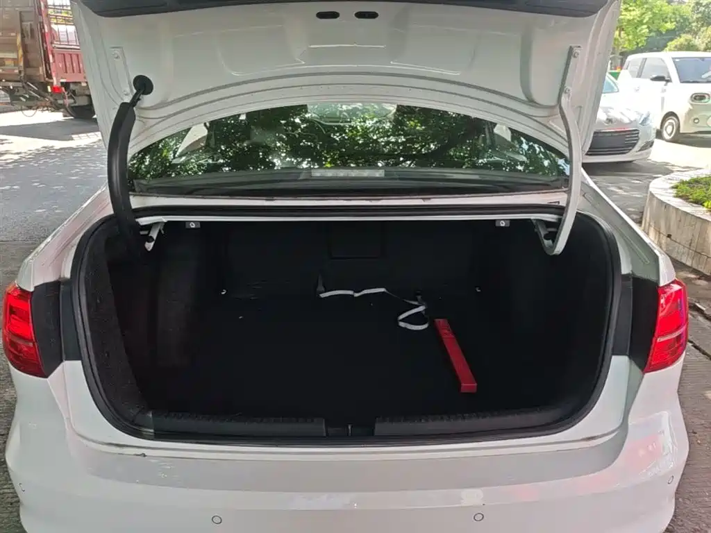Volkswagen Sagitar 2017 1.6L Automatic Comfort фото 19