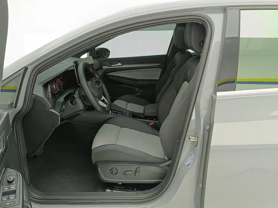 Volkswagen Golf 2026 2025 300TSI R-Line