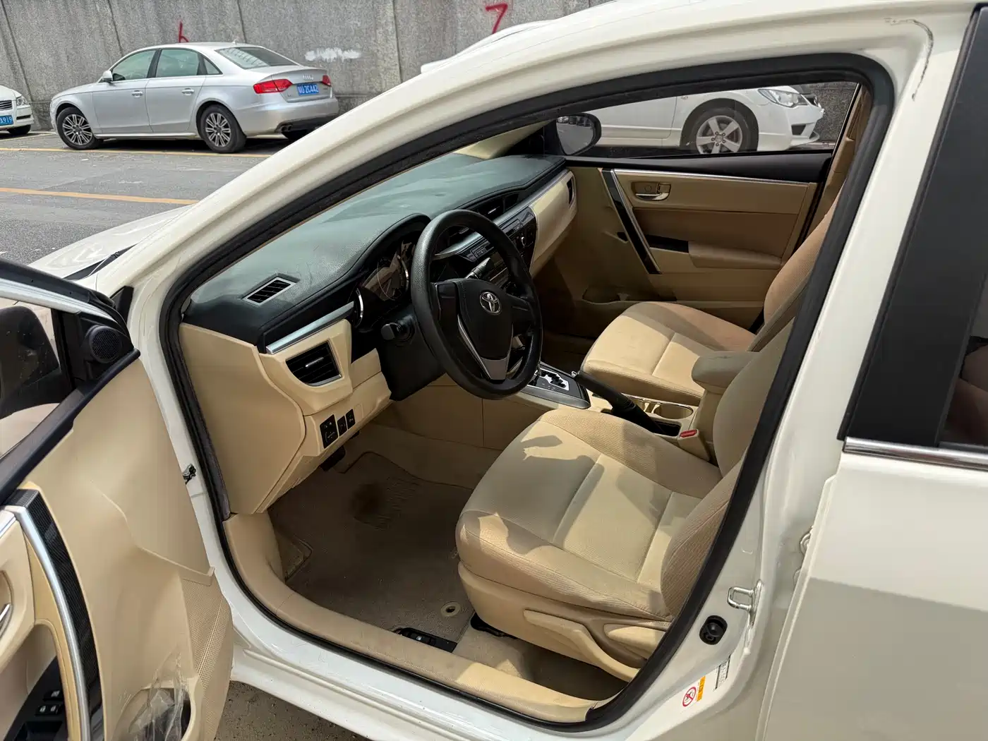 Toyota Corolla 2014 1.6L CVT GL-i фото 2