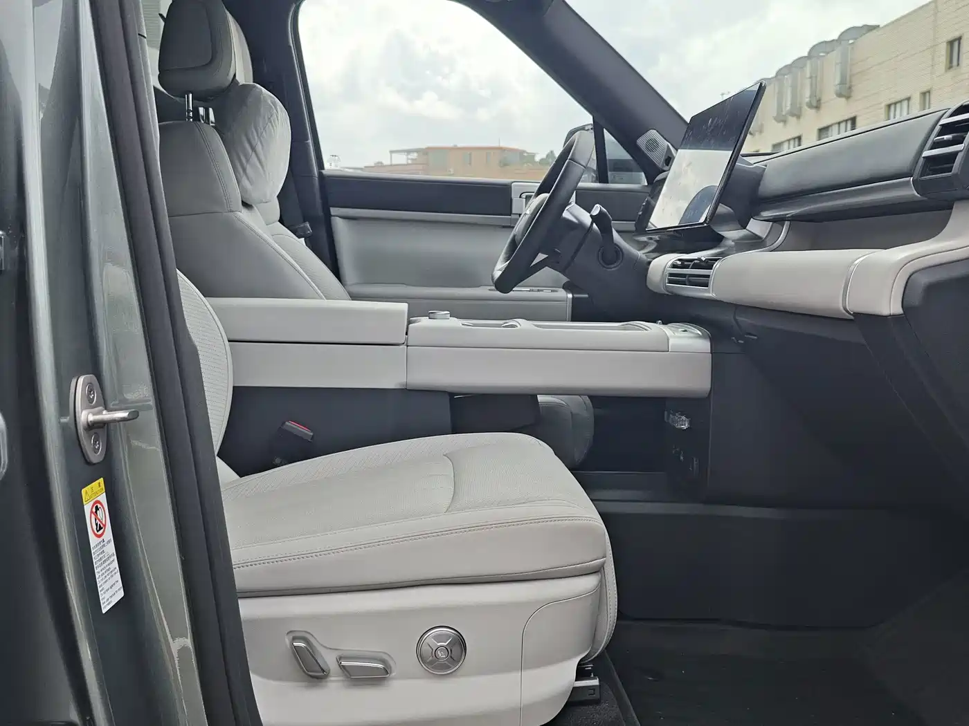 Fang Cheng Bao Titanium 7 2025 AWD Base Model 7