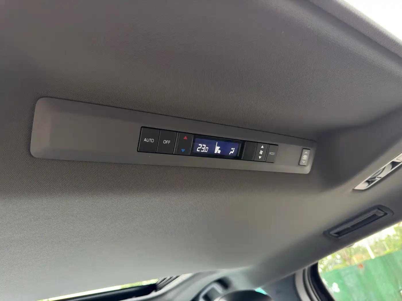 Toyota Granvia 2024 2.5L Hybrid Luxury фото 16