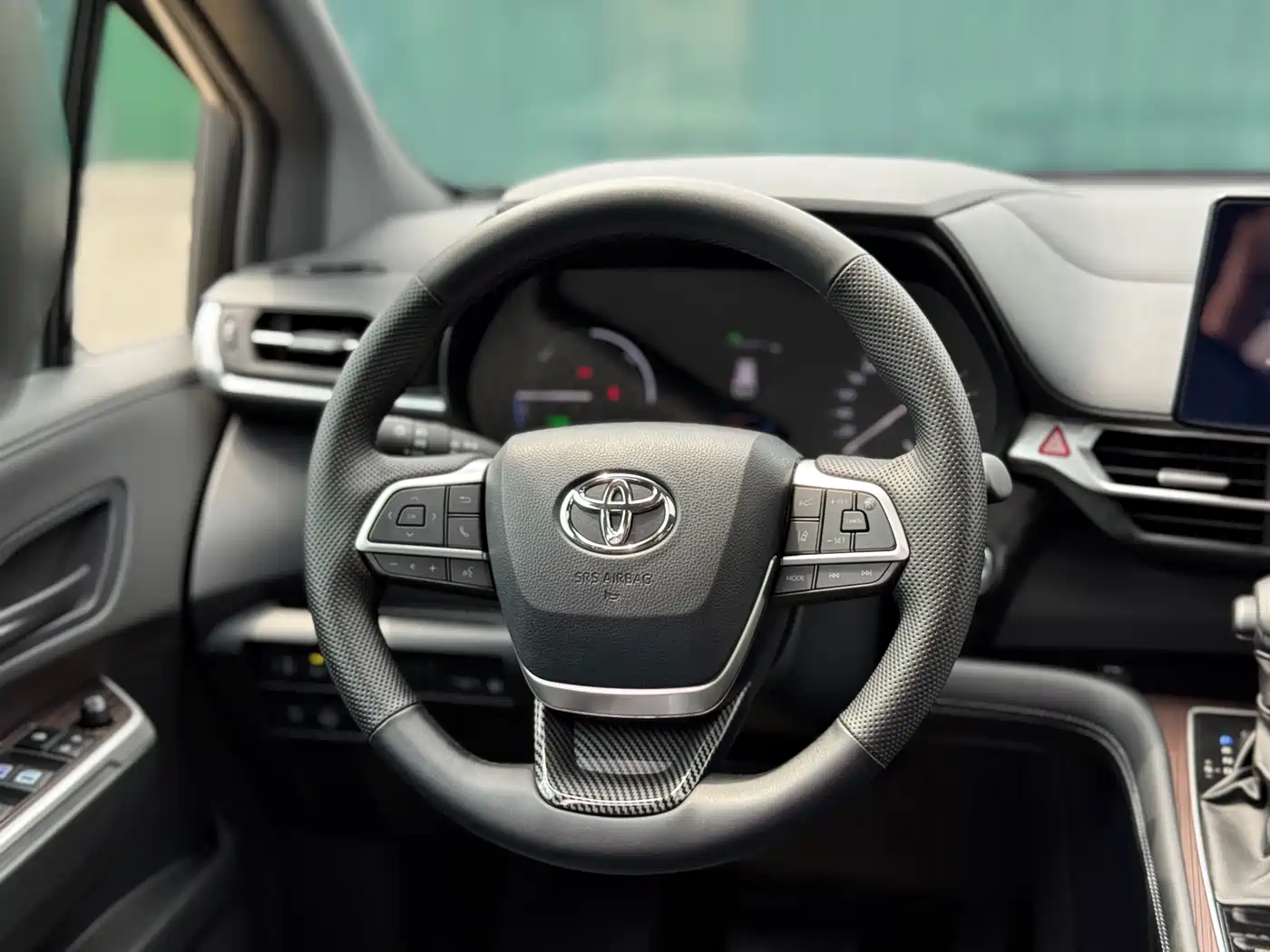 Toyota Granvia 2024 2.5L Hybrid Luxury фото 8