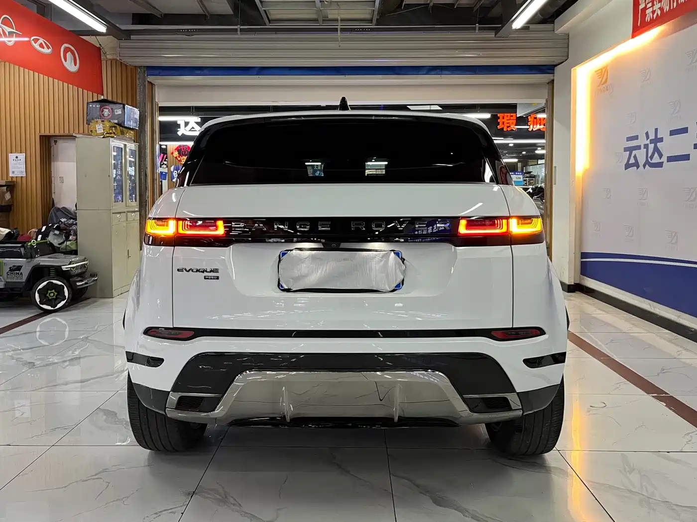 Land Rover Range Rover Evoque 2023 Range Rover Evoque L 249PS Luxury Edition фото 4