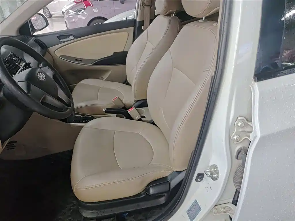 Hyundai Verna 2014 1.4L Automatic Leading GLX фото 15