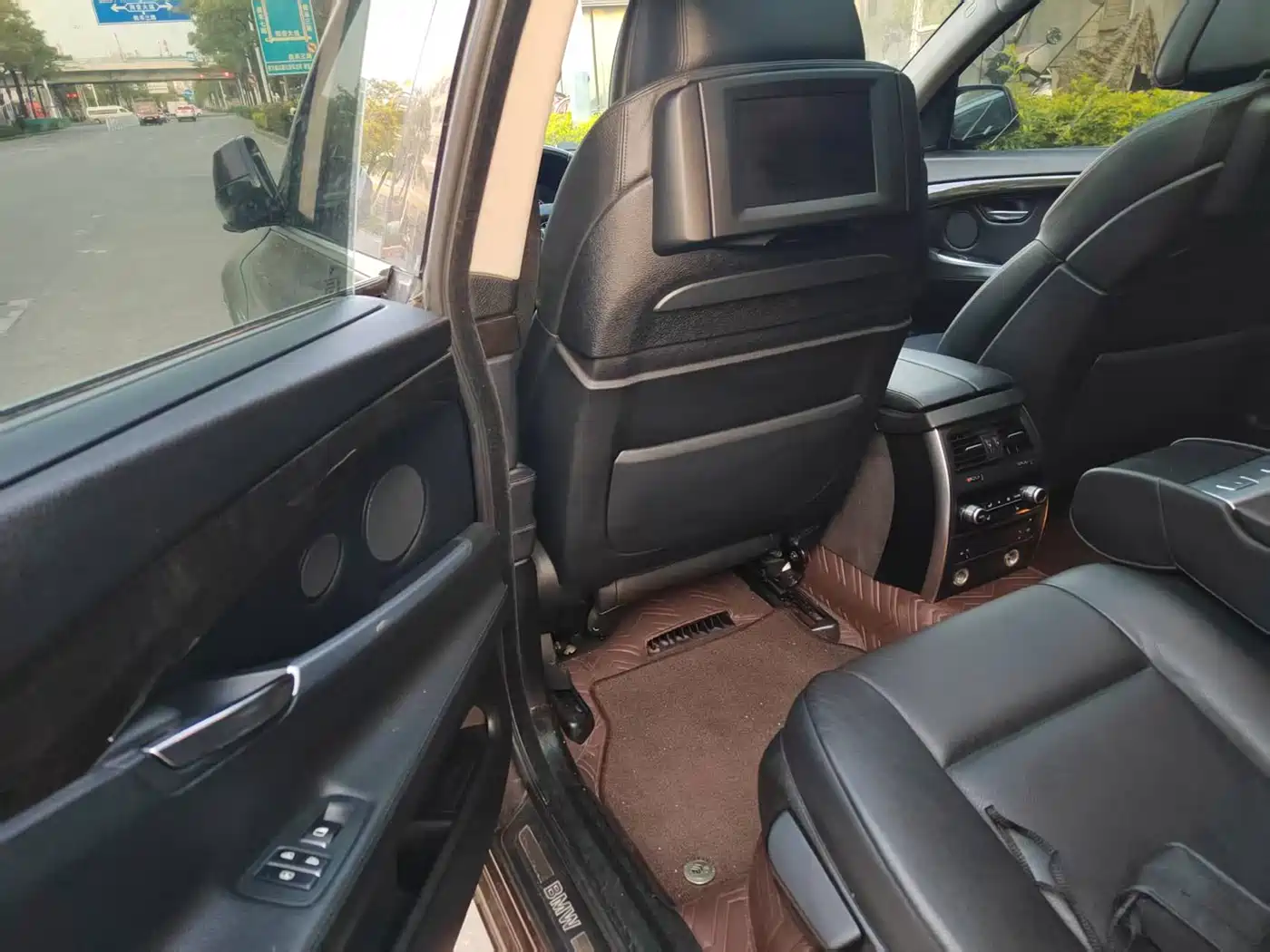 BMW 5 Series GT 2010 535i Luxury Model фото 8