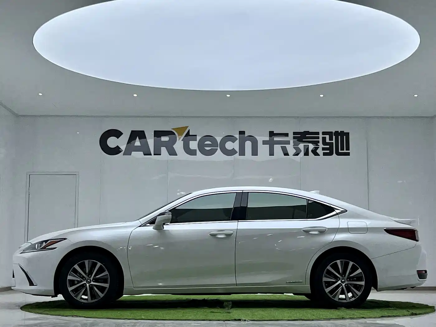Lexus ES 2018 300h Excellence Edition China V фото 2