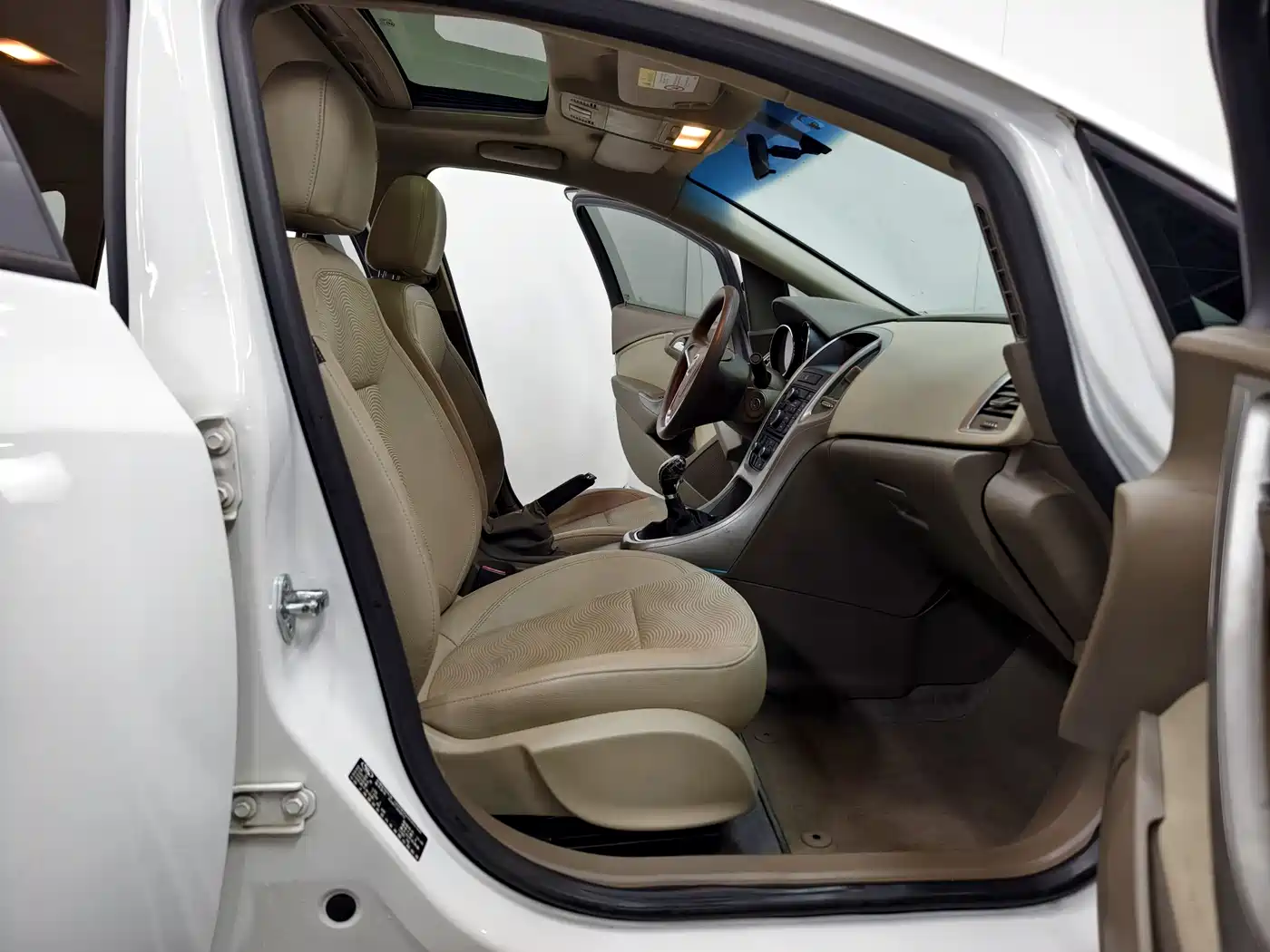 Buick Excelle 2013 Model GT 1.6L Manual Progressive фото 14