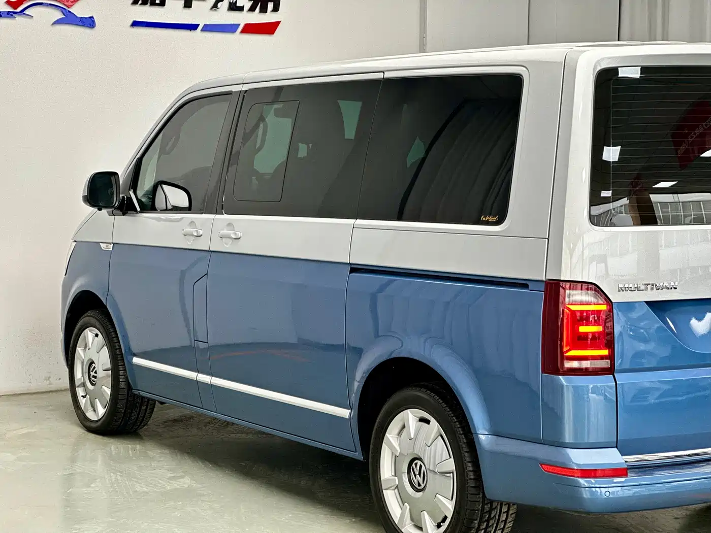 Volkswagen Multivan 2018 2.0TSI 4WD Leisure Edition 7-Seater фото 14