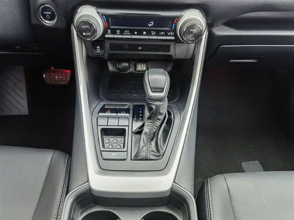 Toyota Wildlander 2023 Hybrid 2.5L E-CVT FWD Luxury PLUS Edition фото 13