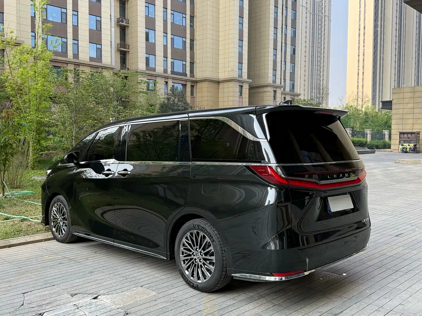Lexus LM 2023 500h 6-Seater Prestige Edition фото 7