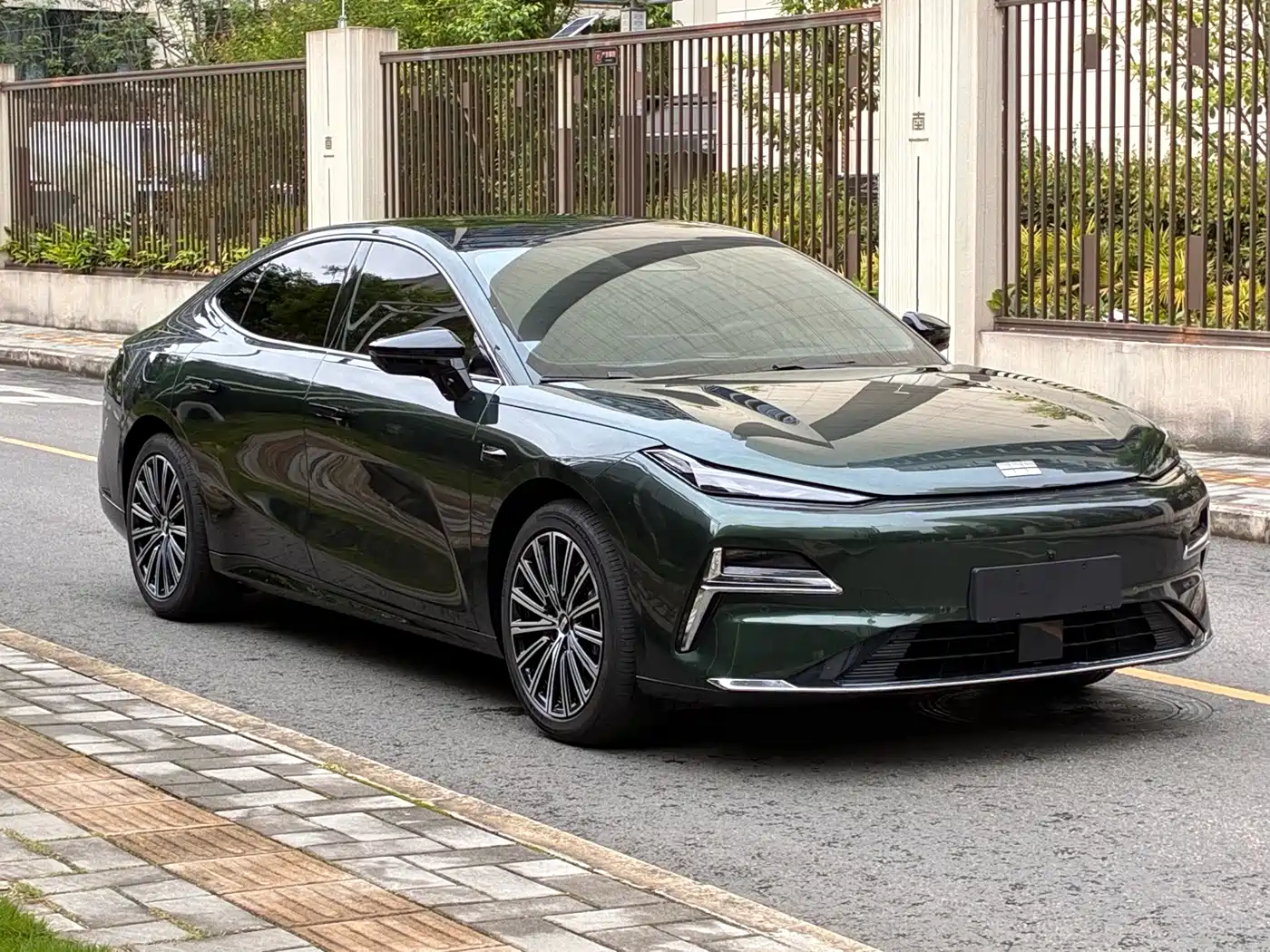 Geely Galaxy Galaxy Xingyao 8 2025 Model 130km EM-i Flagship Edition фото 3
