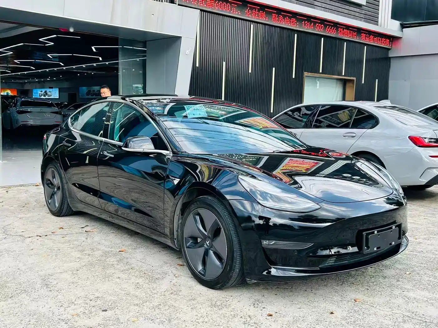 TESLA MODEL 3