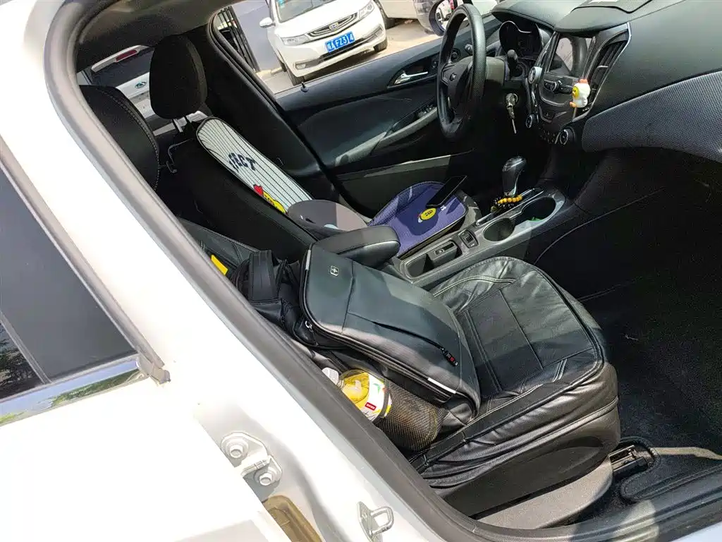 Chevrolet Cruze 2017 1.5L Hatchback Auto Pioneer Sunroof фото 25