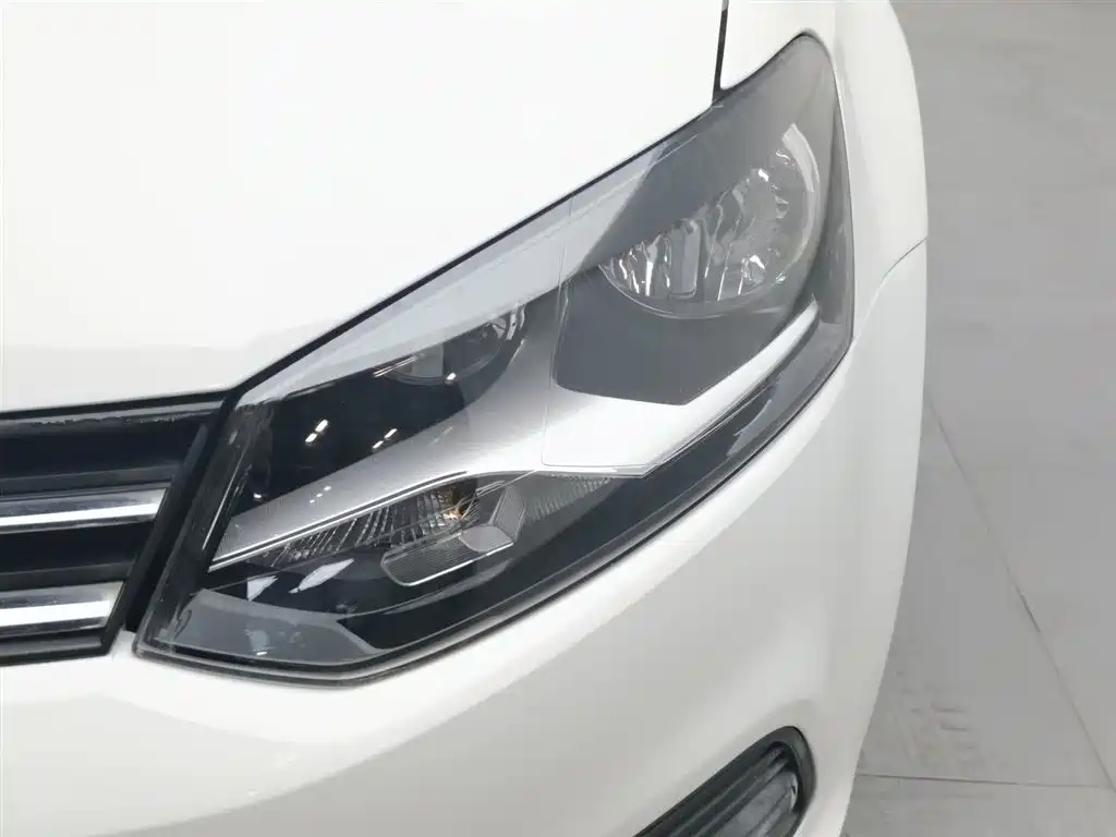 Volkswagen Polo 2016 1.4L Automatic Trend фото 7