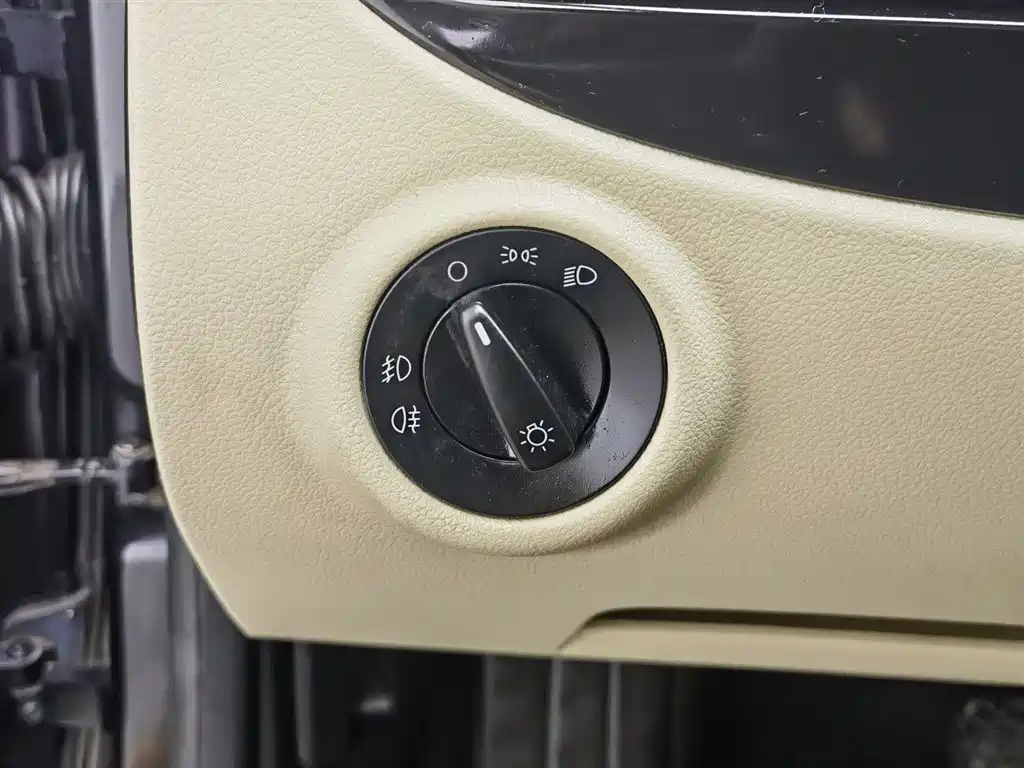Volkswagen Lavida 2011 1.6L Automatic Leisure Edition фото 21