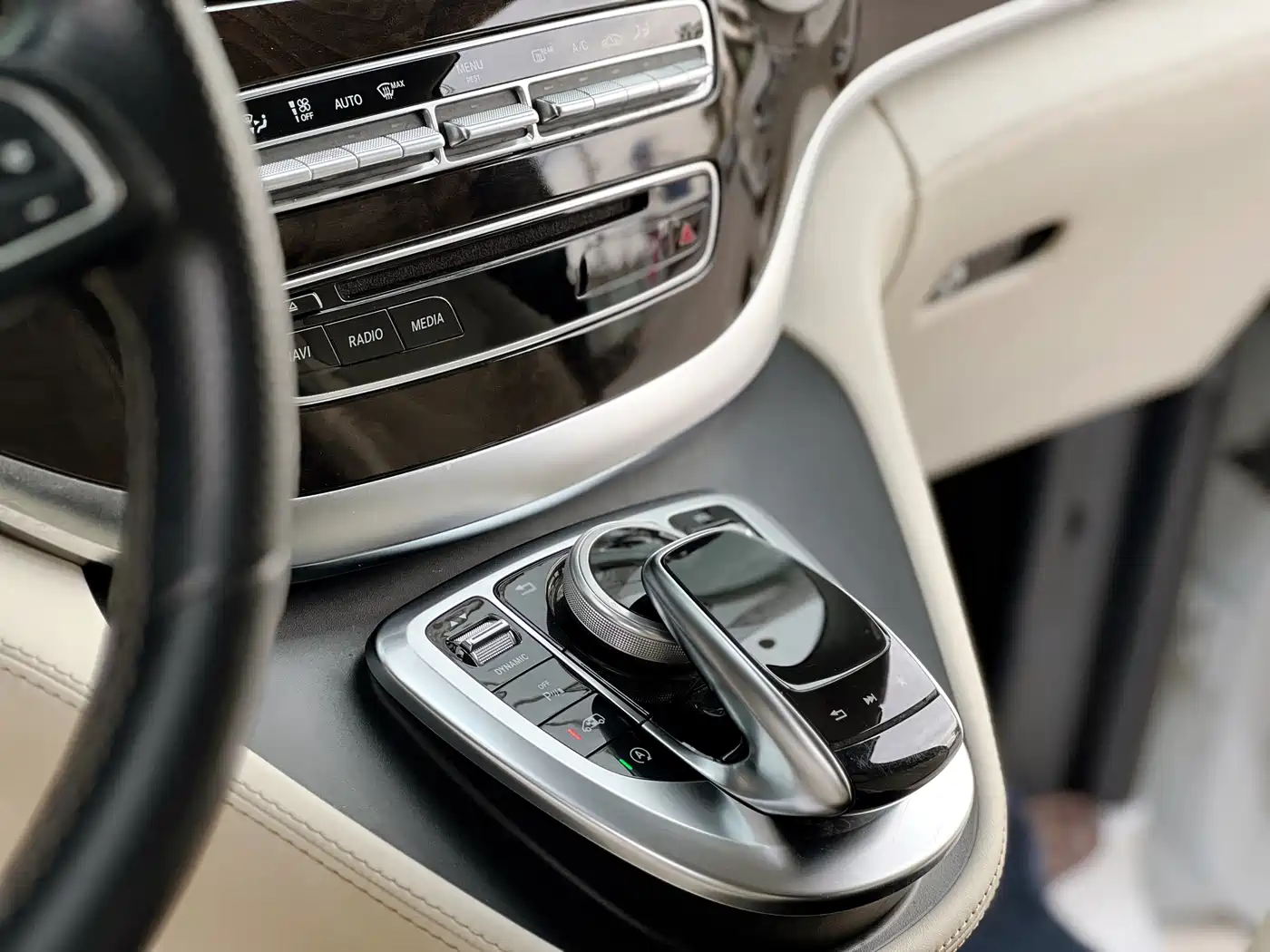 Mercedes-Benz V-Class 2018 V 260 L Premium Long Wheelbase Edition China VI фото 24