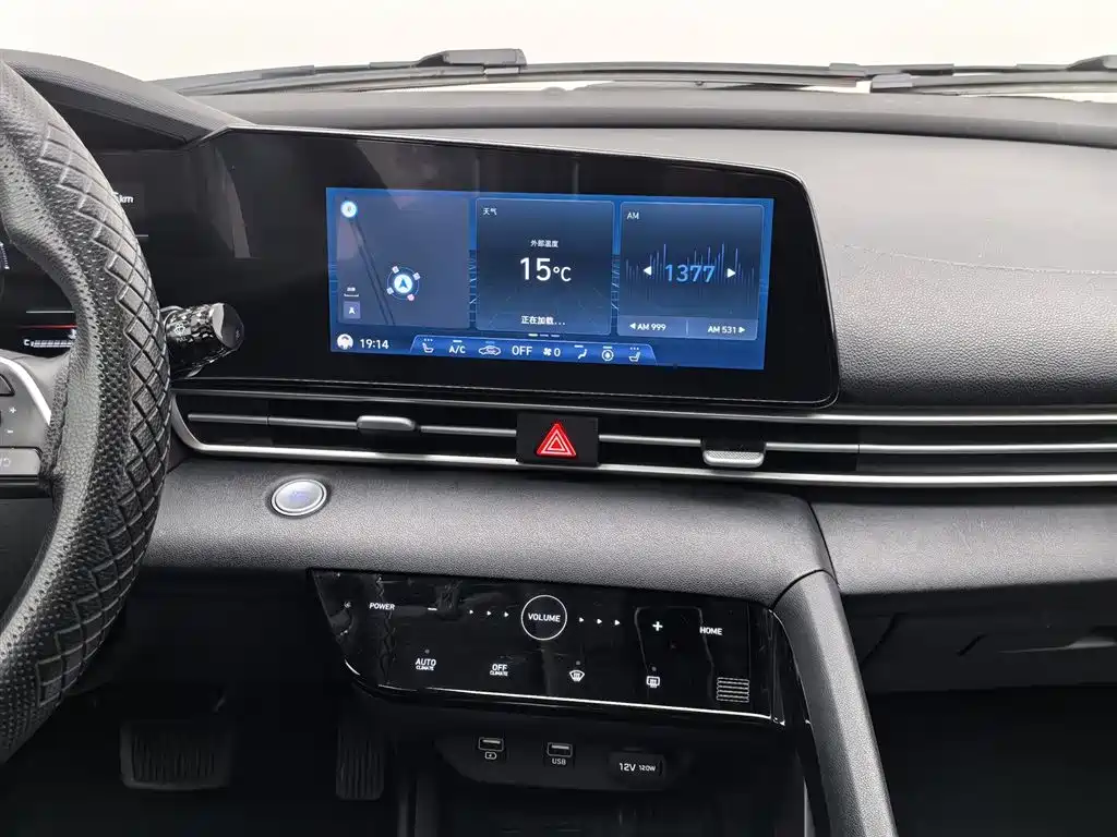 Hyundai Elantra 2022 1.5L CVT LUX Premium Edition фото 12