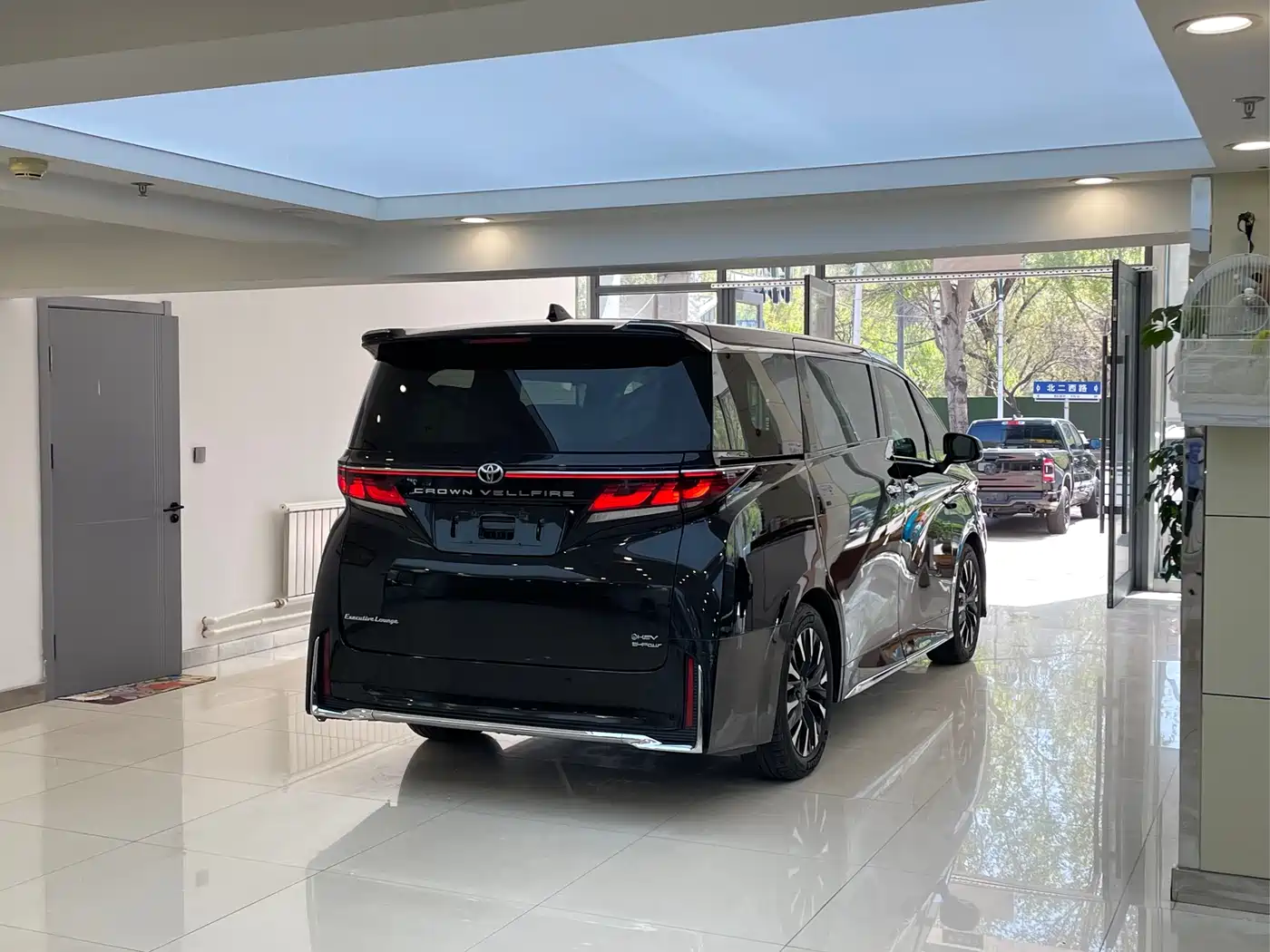 Toyota Vellfire 2024 Crown Hybrid 2.5L Executive Premium Edition фото 6