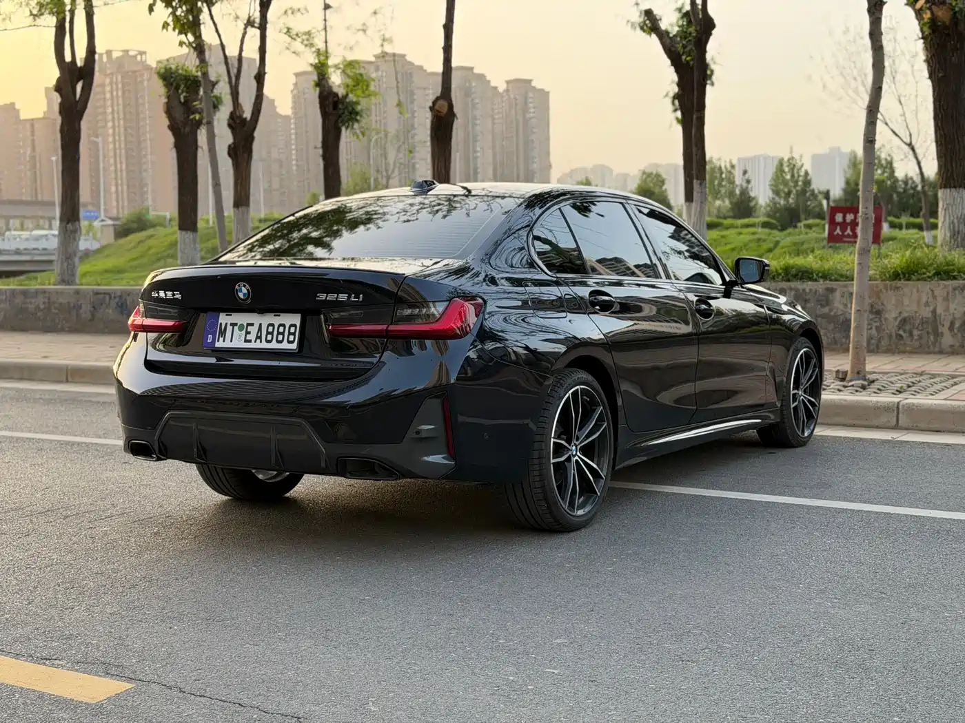 BMW 3 Series 2024 325Li M Sport Shadowline Package фото 8
