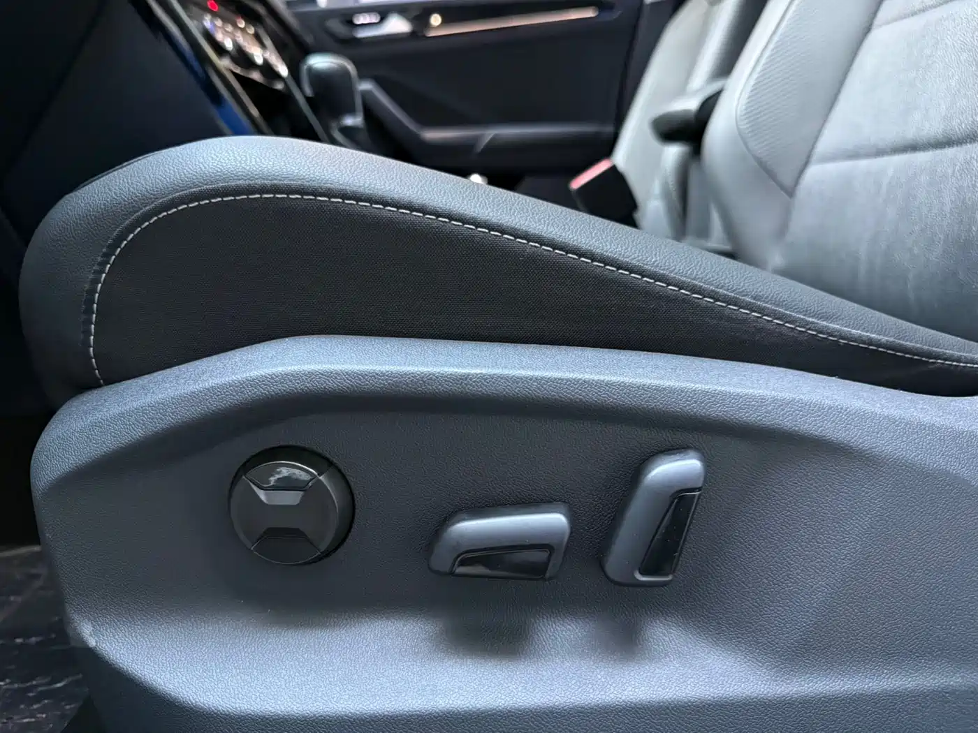 VOLKSWAGEN T ROC EXPLORING SONGS