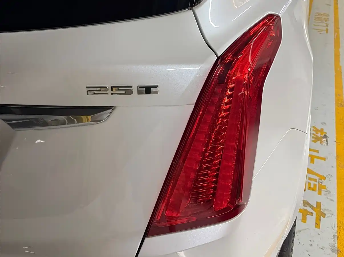 Cadillac XT5 2017 2016 25T Luxury Model