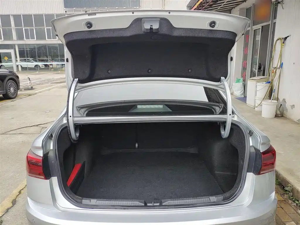 VOLKSWAGEN BORA