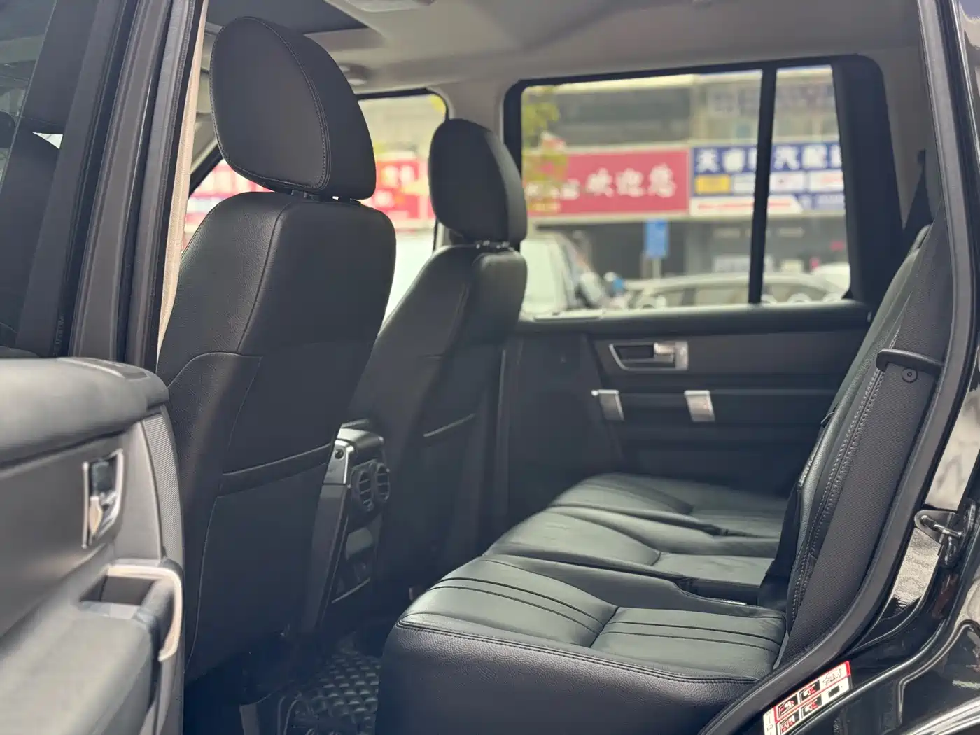 Land Rover Discovery 2015 3.0 SC V6 SE фото 17