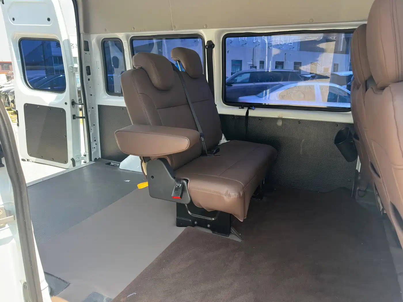 Jiangling JMC Fushun 2024 2023 Model 2.0T Automatic Short Wheelbase Medium Roof Commercial MPV 6 Seats